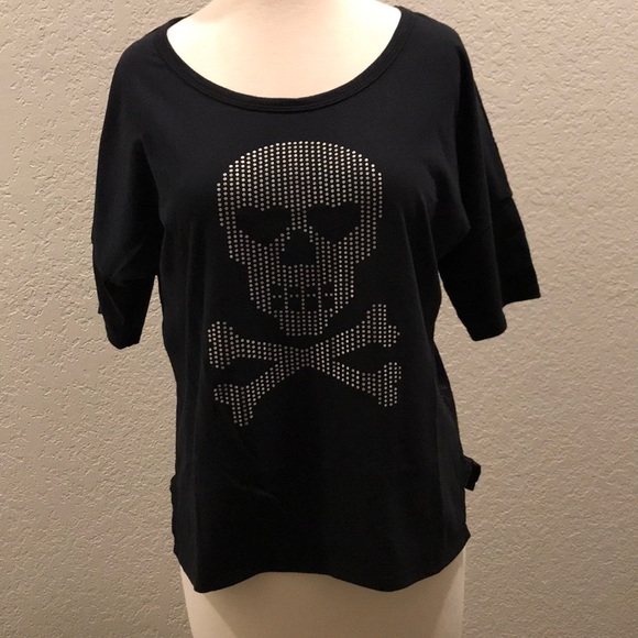 rocker girl Tops - Black skull shirt